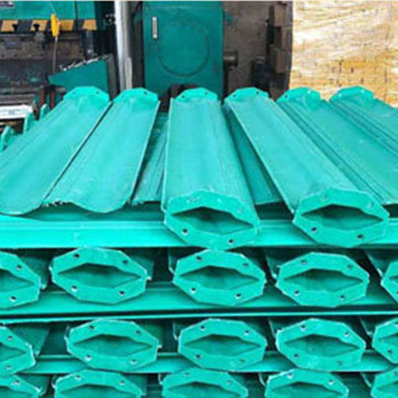 道路中間遮光板